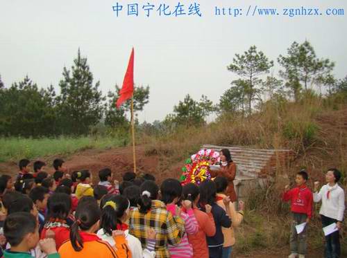 寧化小學生張仁和墓前寄哀思