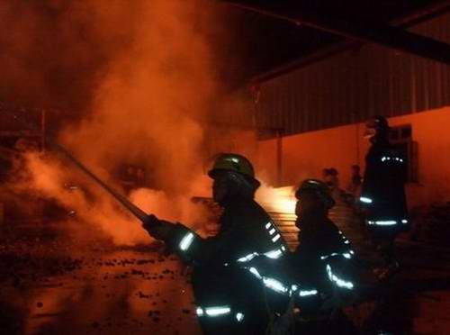 木材加工廠起大火 官兵鏖戰(zhàn)2小時成功撲救