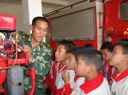 紅領(lǐng)巾走進消防隊