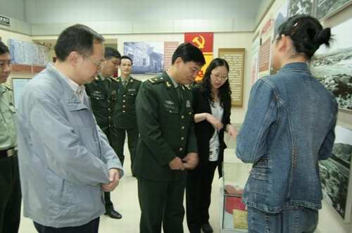 省軍區副政委王學華少將到寧化縣參觀視察