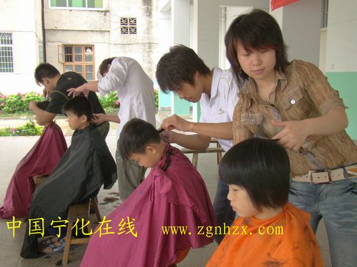 為留守兒童免費理發