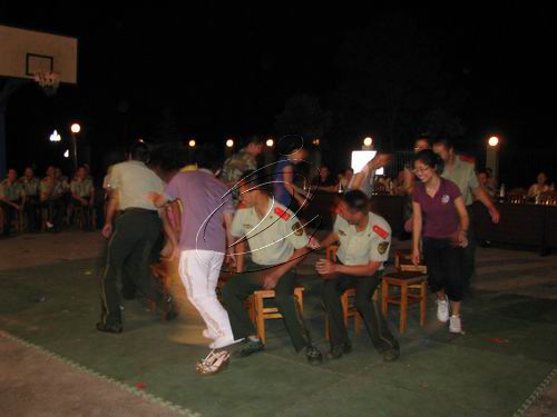 青年聯歡慶八一    軍民共建促和諧