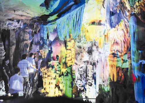 鬼斧神工天鵝洞