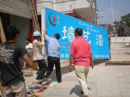 城區不符合規劃要求的戶外廣告被強制拆除