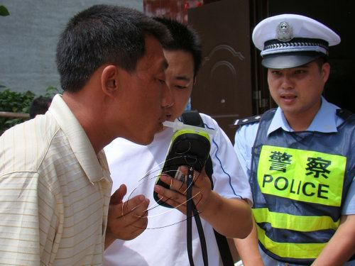 酒后駕駛摩托也是酒駕　摩托司機(jī)需警醒