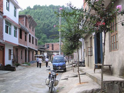 民族風采：下坪新村新氣象