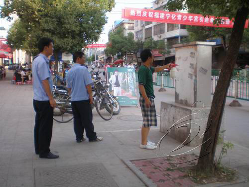 山西籍一青年在城區非法噴涂“牛皮癬”遭查處