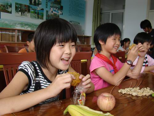 紅旗小學“留守兒童”歡樂過中秋節