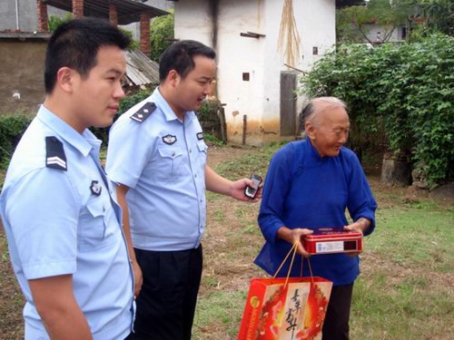 泉上民警中秋節給孤寡老人送禮