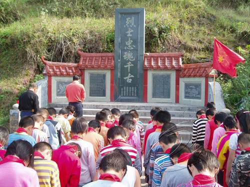 客家中學少先隊員“烈士第一村”祭掃紅軍烈士墓