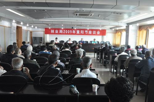 金秋重陽齊歡聚  笑語歡聲話發展