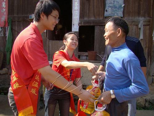 永輝超市與寧化網友重陽給貧困老人送溫暖