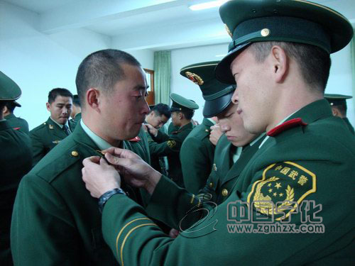 寧化武警中隊12名武警戰士向警徽告別