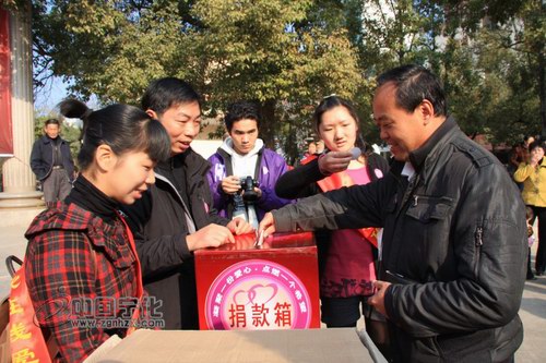 義賣活動(dòng)獲成功　募集善款近兩萬(wàn)