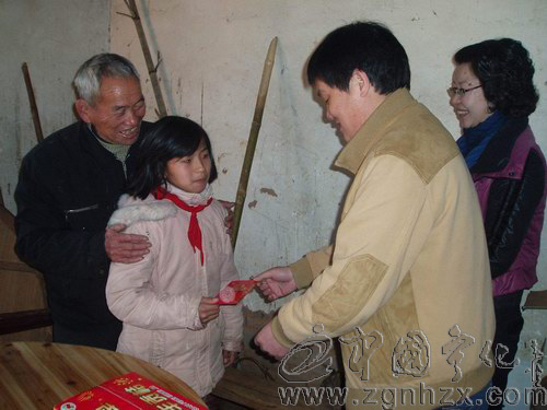 寧化卷煙客戶服務中心給貧困生送溫暖