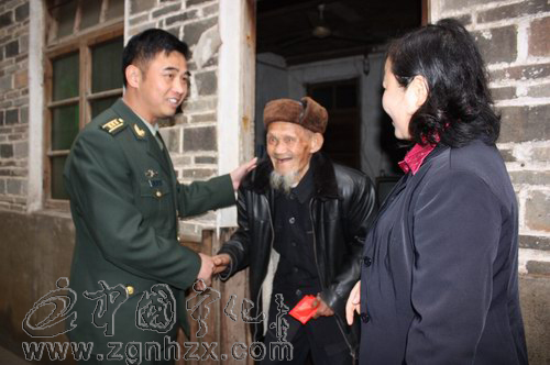 何為民到朱王村看望慰問困難群眾