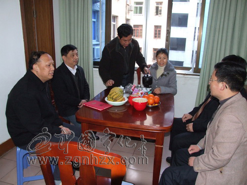 廖金輝慰問榮列中國好人榜的農(nóng)電工張炎珠