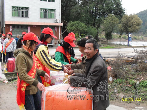 安樂鄉(xiāng)返鄉(xiāng)大學(xué)生敬老院里送溫暖