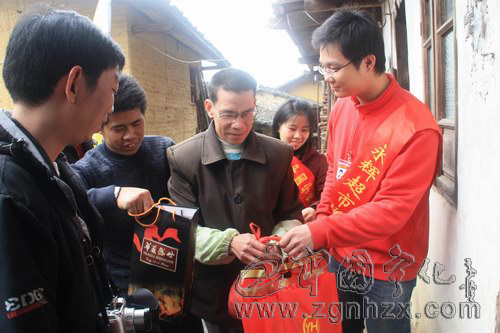 寧化網(wǎng)友送溫暖　真情關(guān)愛畬鄉(xiāng)人