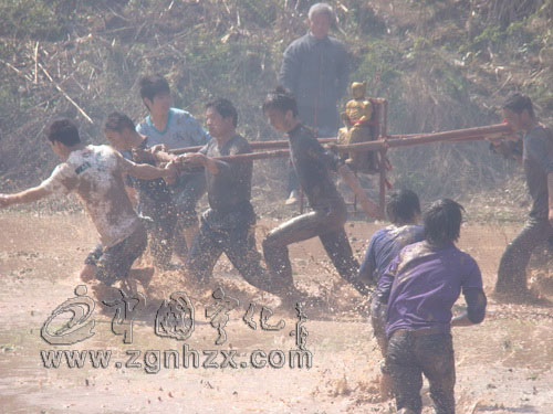 陳塘村“泥巴仗”中“人神共樂”鬧新春