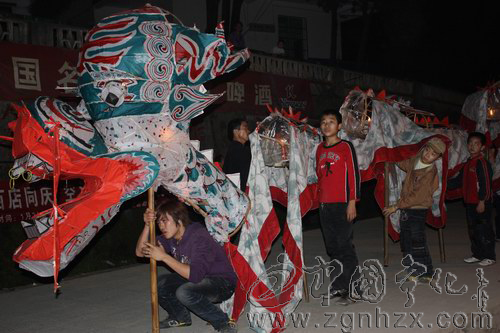 泉上鎮張燈結彩舞龍燈　歡天喜地鬧元宵