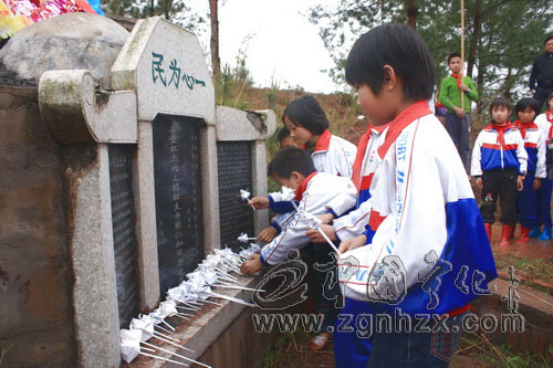 “紅領(lǐng)巾”緬懷紅支書張仁和