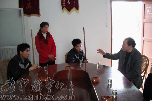 市殘聯(lián)理事長(zhǎng)關(guān)心腦癱兄弟成長(zhǎng)