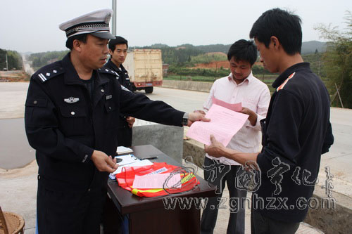 寧化交警關注農民工安全