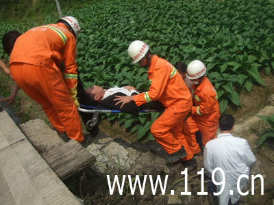 小車側(cè)翻入農(nóng)田 寧化消防救出被困者