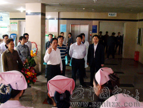 護士節，縣領導看望慰問一線護士