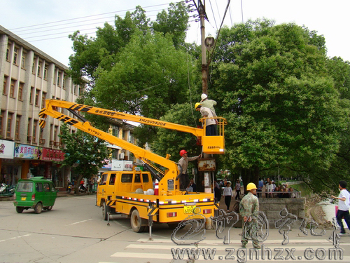 喜迎測評：電力員工周末施工忙