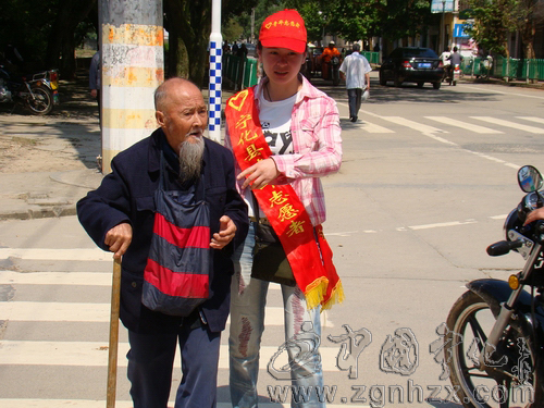 寧化青年志愿者街頭當“業余交警”
