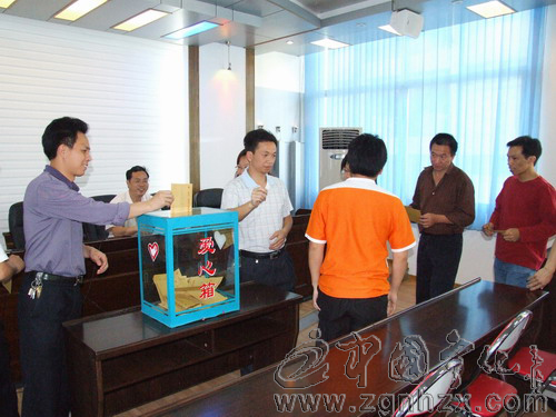 寧化一中黨員為“一分錢獻愛心”基金捐款