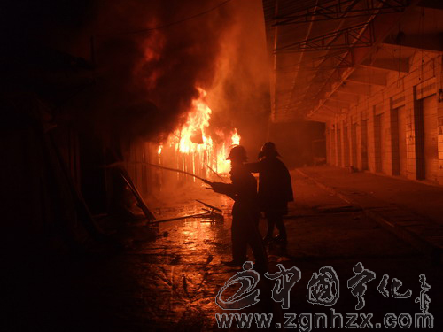 城區攤位凌晨突發大火 寧化消防官兵及時撲救