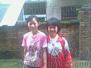 “兩位女學生，真好！”