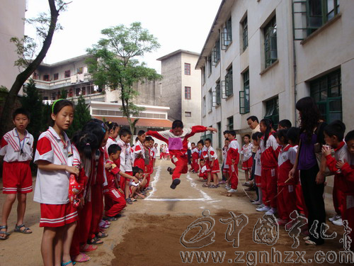東風小學趣味運動慶“六一”