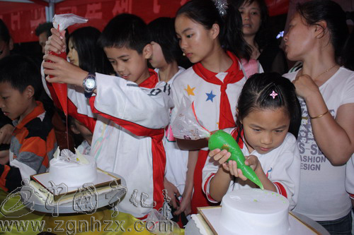 寧化200多名兒童自制蛋糕慶“六一”