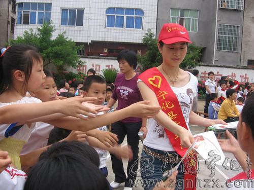 寧化供電公司向紅旗小學(xué)師生送“平安”