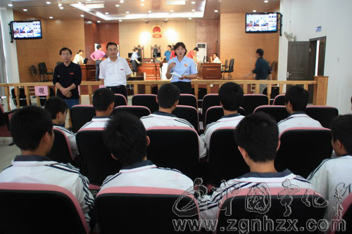寧化城東中學(xué)學(xué)生旁聽庭審接受法制教育