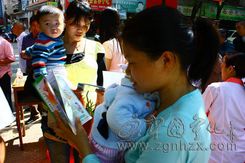 翠江鎮(zhèn)街頭免費(fèi)送計(jì)生宣傳品