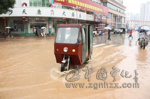 洪水襲翠城  城區(qū)多處內(nèi)澇