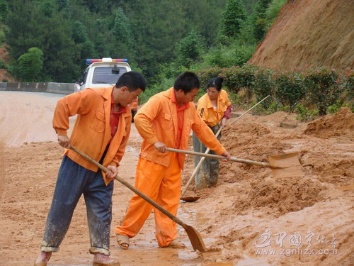 寧化公路分局60余名搶險(xiǎn)突擊隊(duì)員保暢通