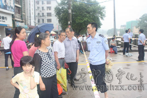 民警徹夜值守 謹(jǐn)防突發(fā)險(xiǎn)情