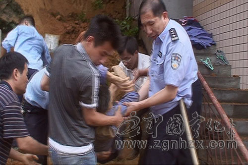 山體滑坡掩埋6旬老人  公安民警成功營救