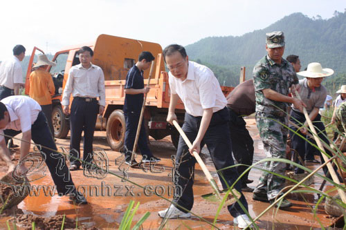 寧化縣領(lǐng)導(dǎo)工業(yè)園區(qū)清淤慶“七一”