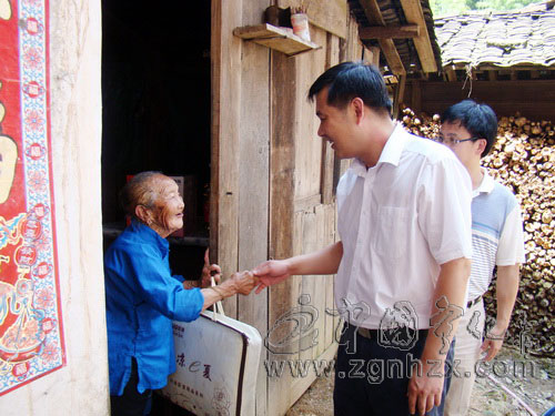 袁超洪來(lái)寧慰問(wèn)老黨員和受災(zāi)戶