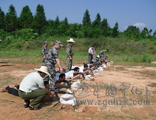 淮土鄉(xiāng)70余名鄉(xiāng)村干部實(shí)彈打靶慶“八一”