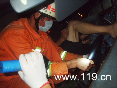 兩車相撞駕駛員被困 三明消防破拆車門營救