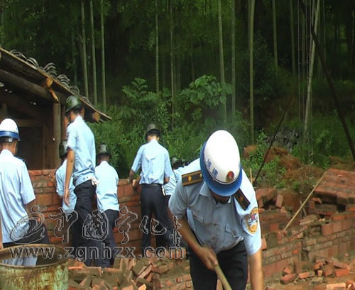 寧化縣土地聯(lián)合執(zhí)法隊(duì)強(qiáng)拆3幢搶建違章建筑