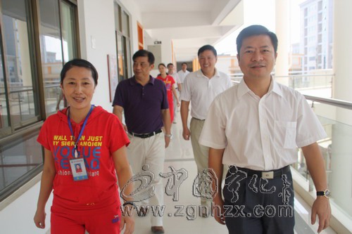 楊永生廖金輝等縣領(lǐng)導(dǎo)開展教師節(jié)慰問活動(dòng)